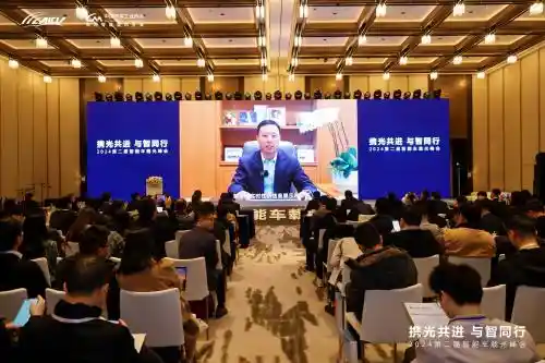 光耀未来：第二届智能车载光峰会探讨光智融合，助力智能汽车产业蓬勃发展