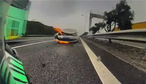 小米SU7高速路被追尾引发自燃：反常油车竟成火焰之源