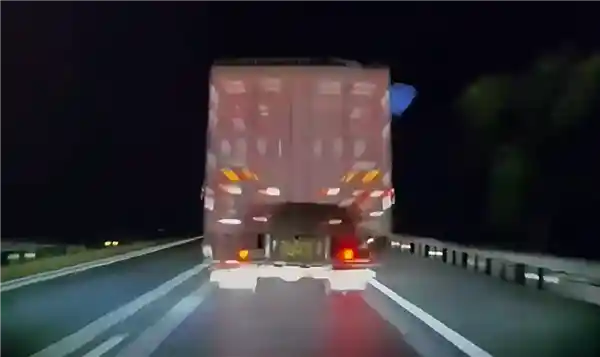 小米SU7车主神勇抗撞大货车，车身完好无损