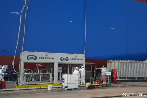 国内首艘大型甲醇双燃料船成功实现甲醇加注航行