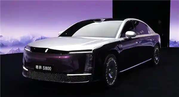 华为首款百万豪车尊界S800惊艳亮相：商家家居四色魅力