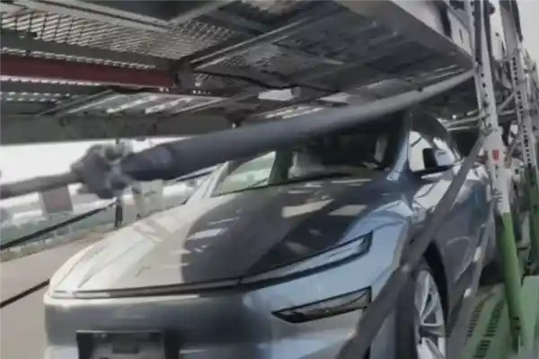 特斯拉新款Model Y量产版首曝：全新转向灯设计惊艳亮相