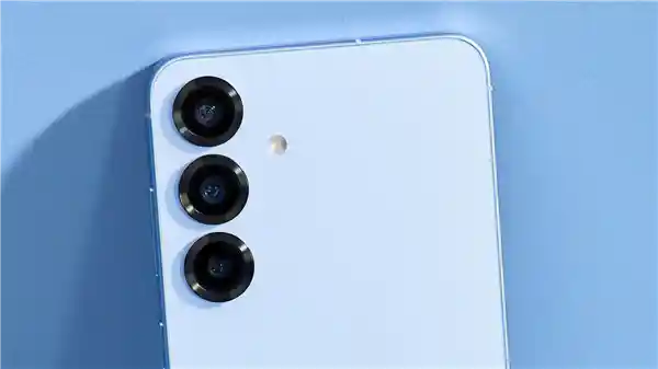 【曲面屏设计惊艳全场！三星Galaxy S25小屏版引领新潮流】