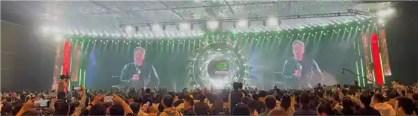 黄仁勋现场戴AI眼镜燃爆上海年会，员工欢呼雀跃