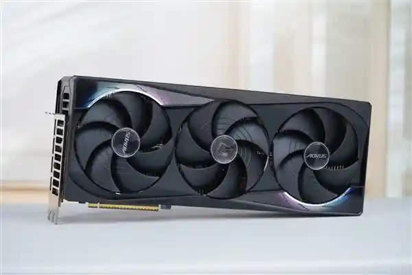 技嘉全新RTX 5080 MASTER显卡：五彩斑斓的黑科技之美