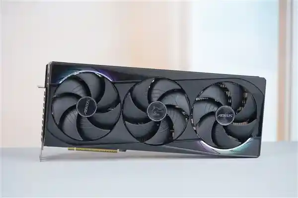 技嘉全新RTX 5080 MASTER显卡：五彩斑斓的黑科技之美