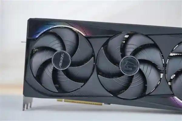 技嘉全新RTX 5080 MASTER显卡：五彩斑斓的黑科技之美