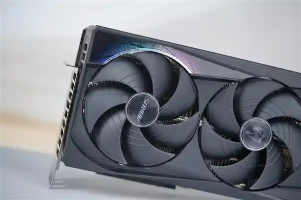 技嘉全新RTX 5080 MASTER显卡：五彩斑斓的黑科技之美