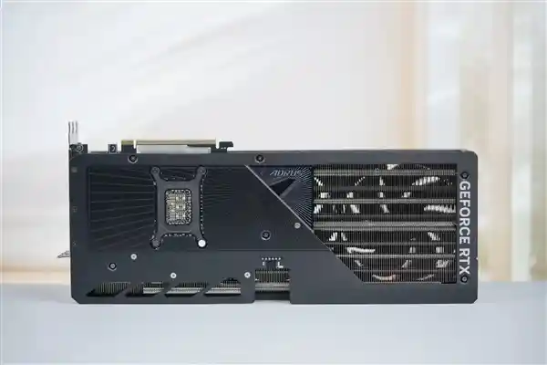 技嘉全新RTX 5080 MASTER显卡：五彩斑斓的黑科技之美