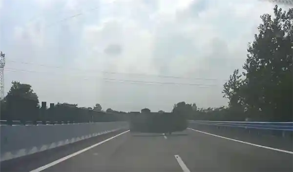 余承东聚焦前轮隐患，李斌警示后轮风险：揭秘爆胎危机，究竟哪个轮更危险？