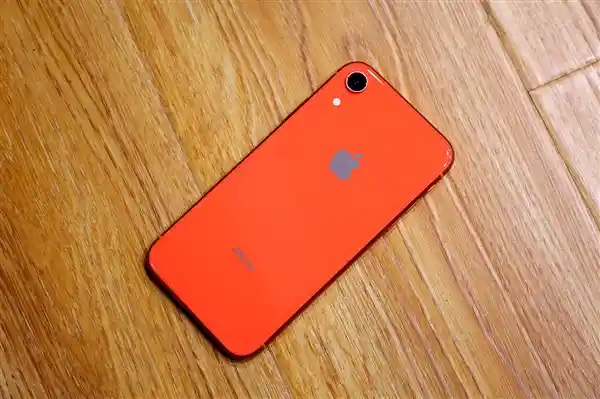 [2025年了，谁还在为iPhone 16e买单？单摄+128G存储售价逼近5000元！]