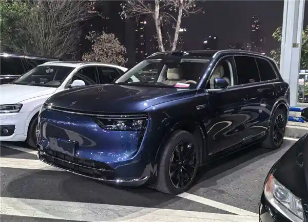 [奢华与性能的巅峰对决：全新问界M8豪华SUV惊艳登场]
