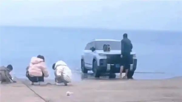 奇瑞车主奇招！广西旅游海边用海水洗车，网友：猜猜车牌是什么？