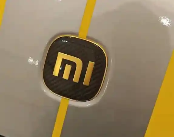 小米推出全新SU7 Ultra，金色车标彰显豪华魅力