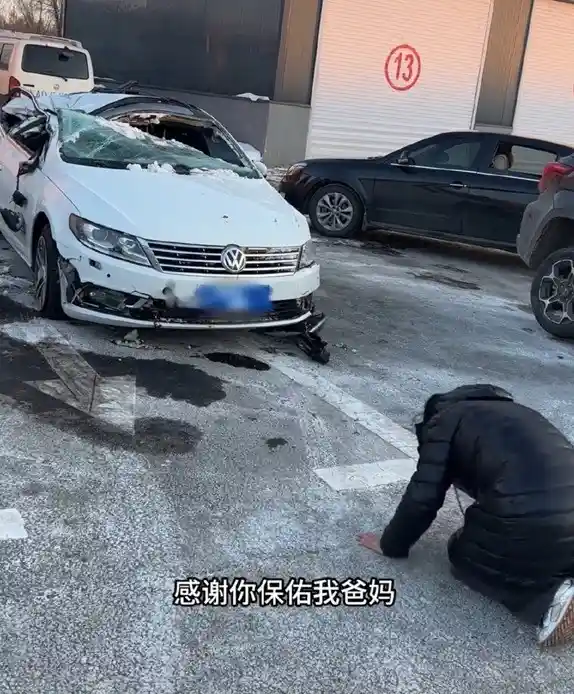 女子跪地感谢！网友送上一汽大众最新款探岳L款车款