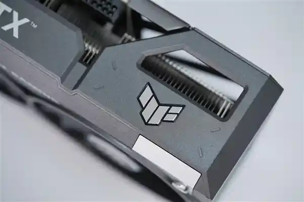 全新硬核登场：华硕RTX 5060 Ti TUF GAMING显卡炫酷图赏
