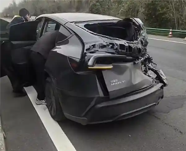 [高速惊魂！焕新车主奇迹 survival：特斯拉Model Y 遭六轮卡车追尾竟毫发无伤]