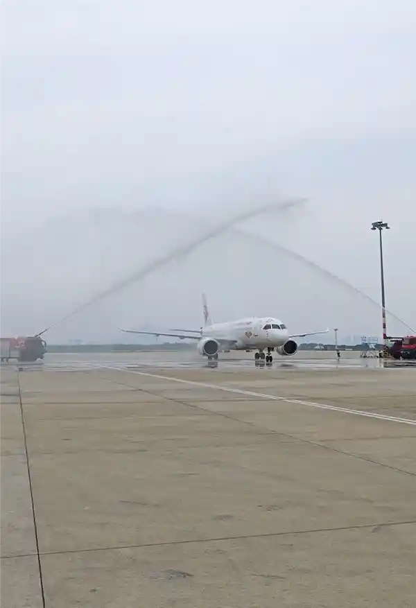 C919荣耀首航厦门，国产大飞机获民航最高礼遇‘过水门’欢迎
