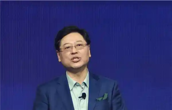 《联想革新端侧AI技术，本地PC推理性能超越OpenAI-mini》