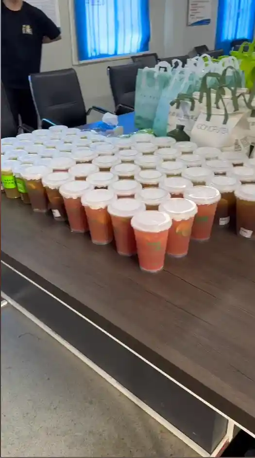 章泽天豪气请工友喝冰饮，300多杯豪单引爆朋友圈！