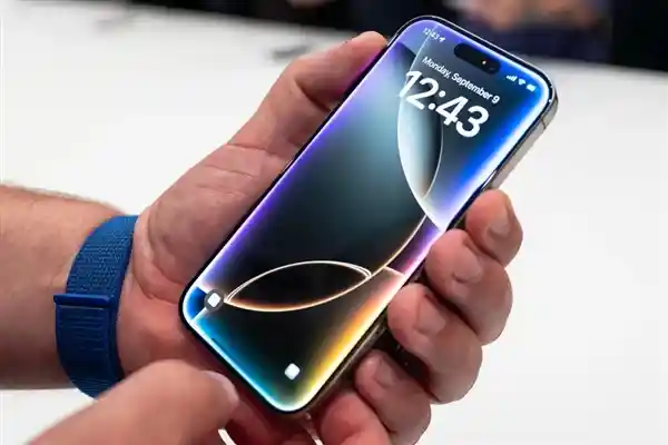 《升级iOS 26后iPhone狂飙高温：神秘溢胶现象引热议》