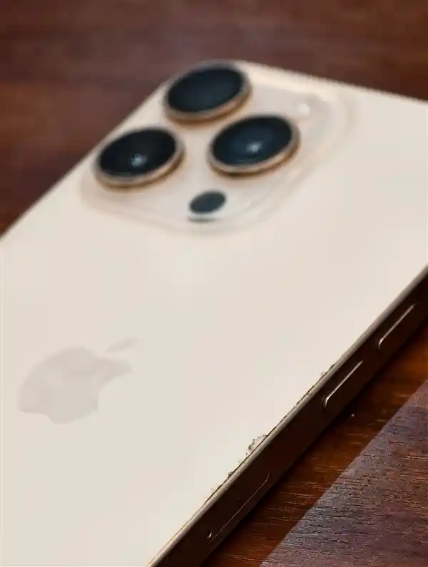 《升级iOS 26后iPhone狂飙高温：神秘溢胶现象引热议》