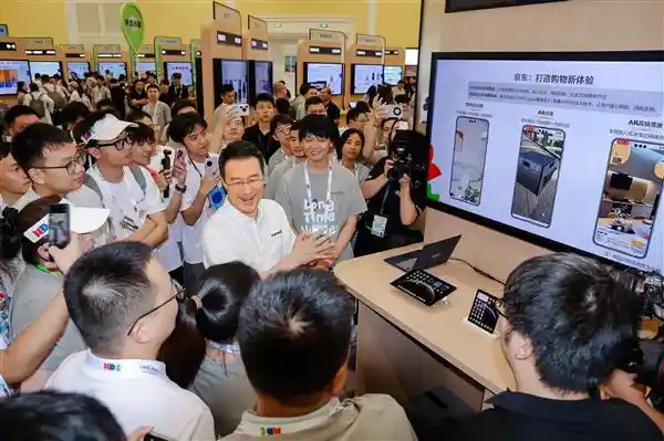 [鸿蒙生态巅峰亮相：HDC 2025全场景沉浸式体验进化之旅]