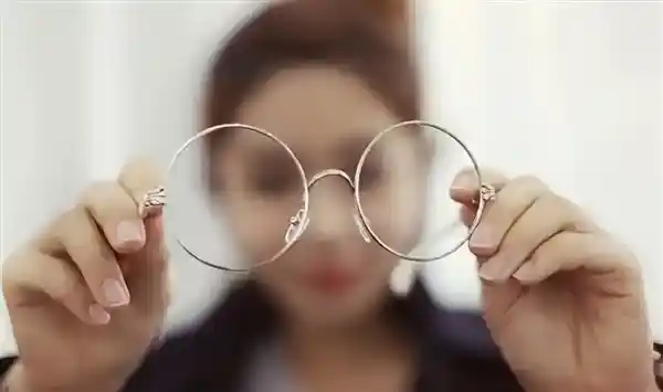 纯三色激光：近视人群的隐形视觉杀手深度揭秘