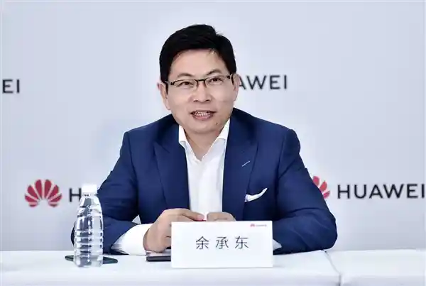 《余承东炮轰某人：吹牛不成反成行业灾难》