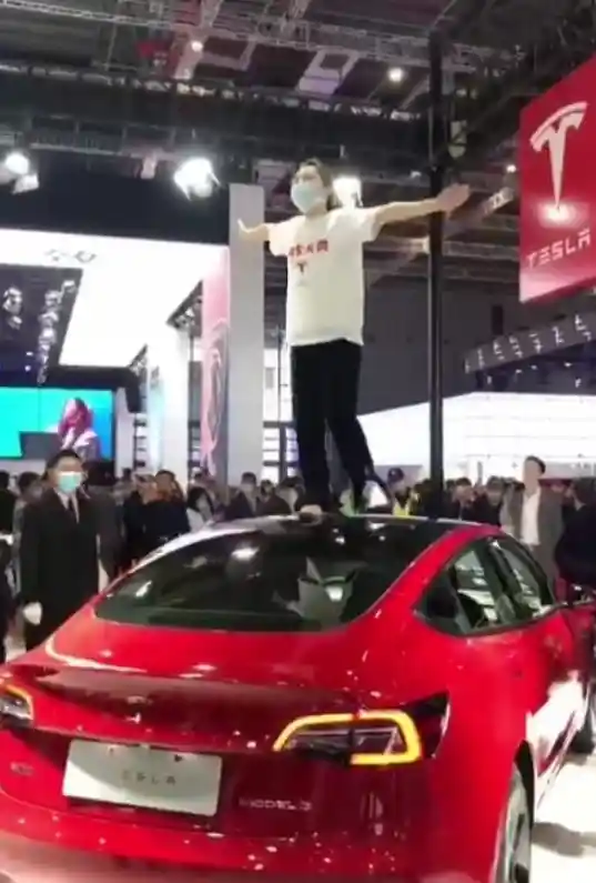 特斯拉高管称车主跳出来维护我们，17万元赔偿引热议：刹车门事件背后真相如何？