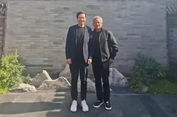 黄仁勋揭秘：与雷军深度联手，共探AI与自动驾驶未来