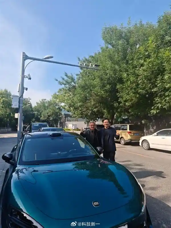黄仁勋揭秘：与雷军深度联手，共探AI与自动驾驶未来