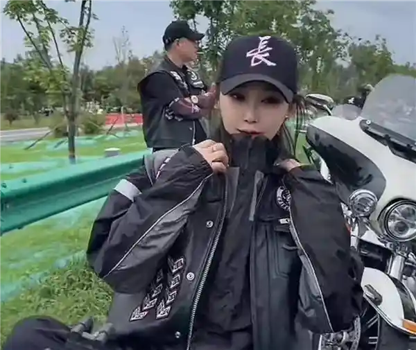 哈雷女骑意外离世，摩托车网红接连陨落，禁摩争议再起