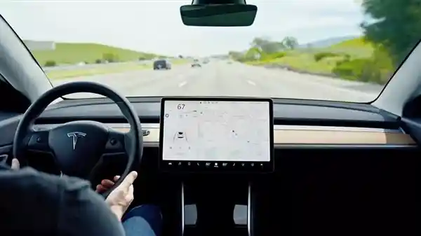 特斯拉自动驾驶车祸案开庭，车主坦言：我对Autopilot太过信任
