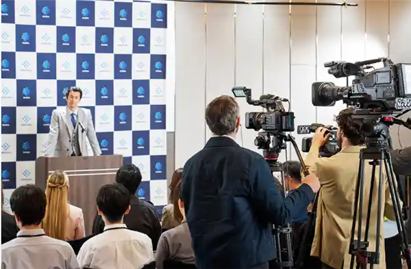 索尼推出颠覆性4K手持摄录一体机：三感阵列+17倍光学变焦，影像新纪元开启