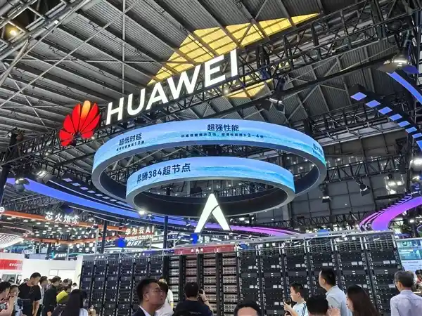 华为昇腾384超节点首现线下，任正非预言成真：芯片难题或已破解