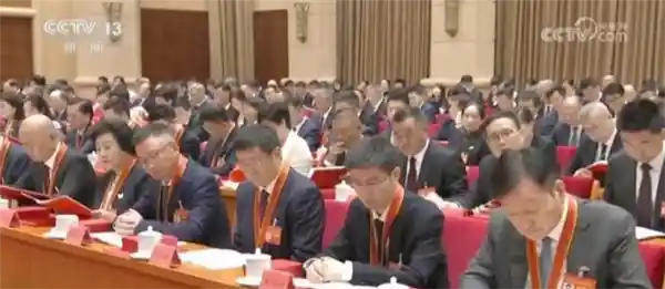 宇树科技王兴兴与理想李想亮相《新闻联播》，科技与汽车界大咖齐聚表彰大会