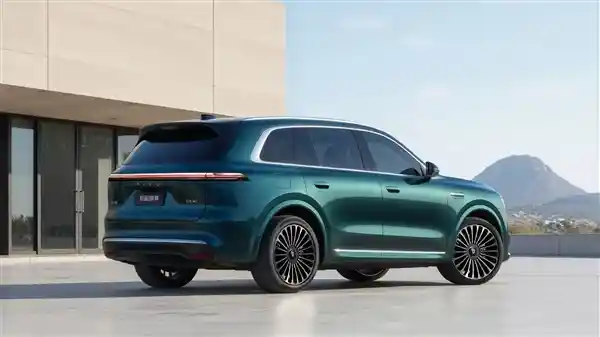 问界新旗舰SUV来袭！全新M7谍照曝光，设计大改引期待