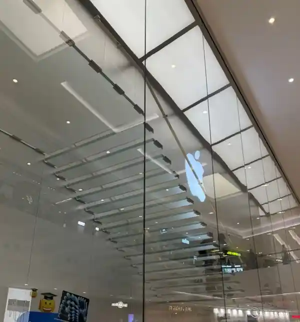 张馨予苹果店裙装惊现走光楼梯，神秘男子频频偷瞄引热议