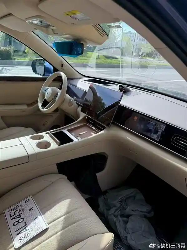 全新问界M7内饰首曝：三屏独立设计，或成30万级销冠SUV