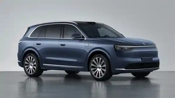 全新问界M7内饰首曝：三屏独立设计，或成30万级销冠SUV