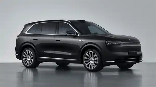 全新问界M7内饰首曝：三屏独立设计，或成30万级销冠SUV