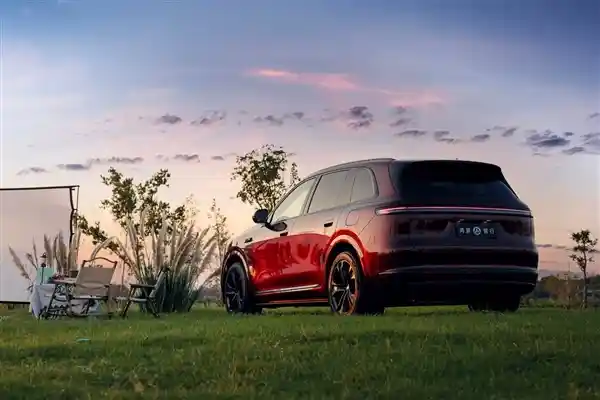 全新问界M7内饰首曝：三屏独立设计，或成30万级销冠SUV