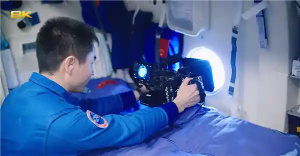 《8K镜头下的宇宙诗篇：国产相机首拍太空电影《窗外是蓝星》震撼点映》
