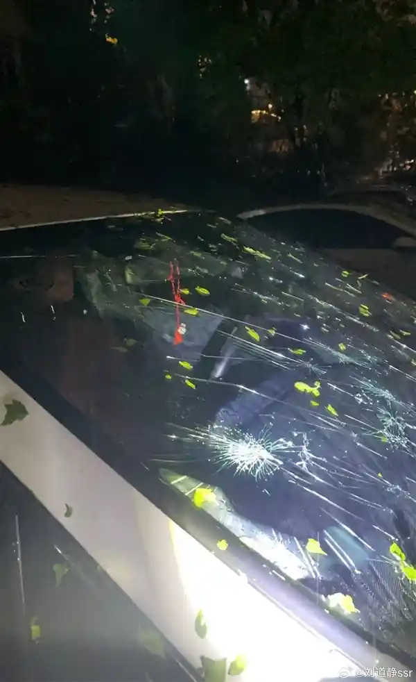 冰雹突袭北京！车盖被砸出气泡膜 车主：玻璃碎裂 车身坑洼惨烈