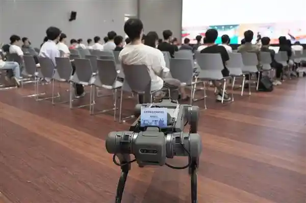 科技巨头狗争抢人才，2026校招战火燃至高校